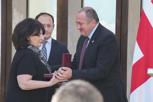 პრეზიდენტმა რევაზ ადამია, გიორგი ბურდული და ლევან მიქელაძე სიკვდილის შემდეგ ბრწყინვალების  საპრეზიდენტო ორდენით დააჯილდოვა