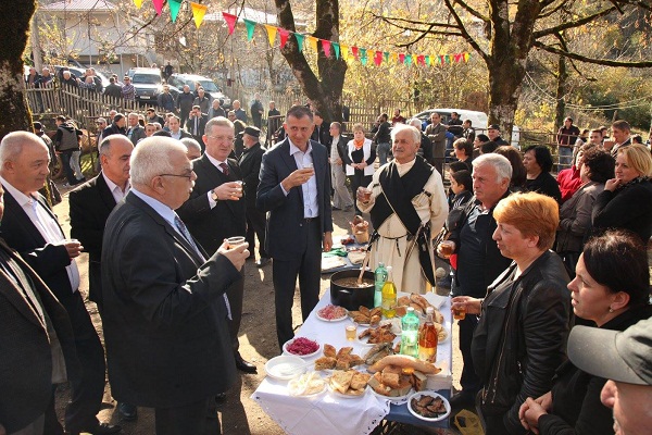 ზურაბ პატარაძე სოფელ ქვედა ჩხუტუნეთში გამართულ სახალხო ტრადიციულ დღესასწაულს „მაჭახლობას&quot; დაესწრო