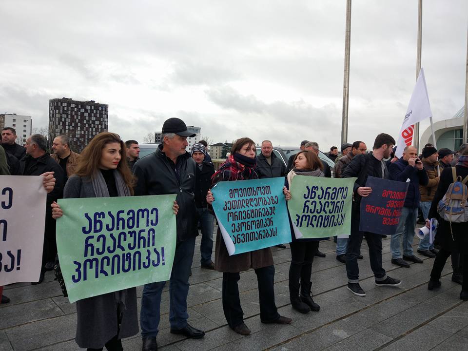 ,,აწარმოე რეალური პოლიტიკა“ - პარლამენტთან აქცია გაიმართა