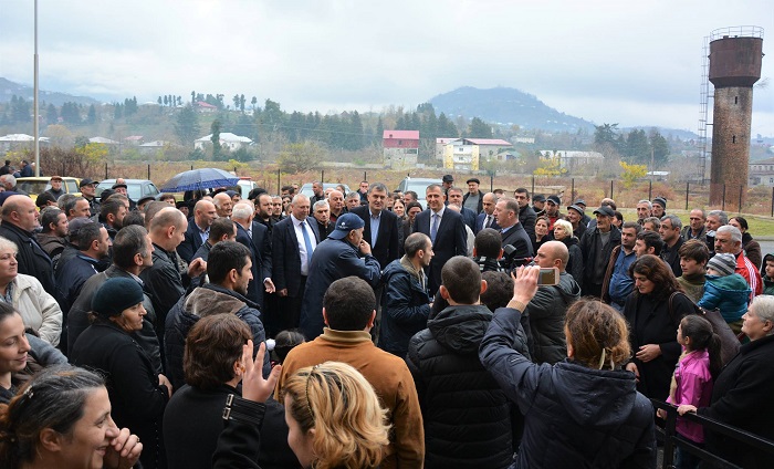 სოფელ კაპრეშუმში მდებარე "სოციალურ სახლში" 50 ეკომიგრანტ ოჯახს საცხოვრებელი ბინები საკუთრებაში გადაეცა