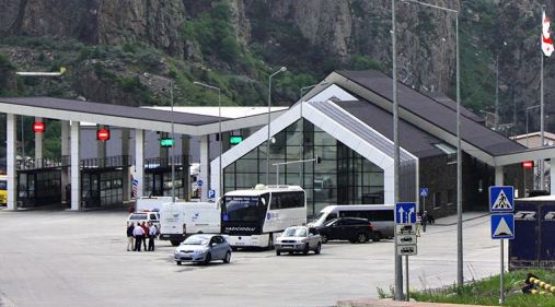 „ყაზბეგის“ საბაჟოზე ქრთამის აღების ფაქტზე მებაჟე დააკავეს
