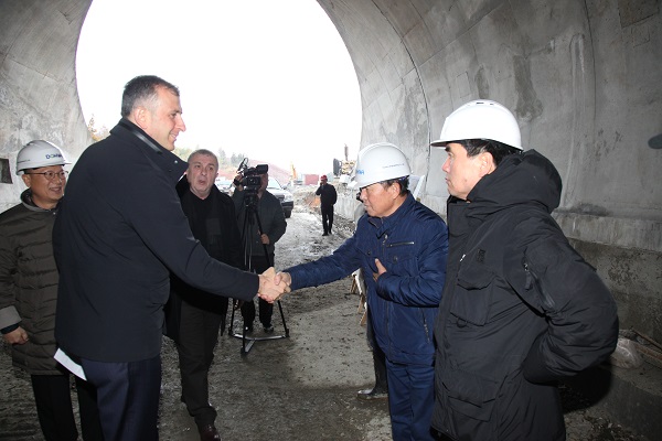 ზურაბ პატარაძემ ქობულეთის შემოვლითი გზის ახალი გვირაბი დაათვალიერა