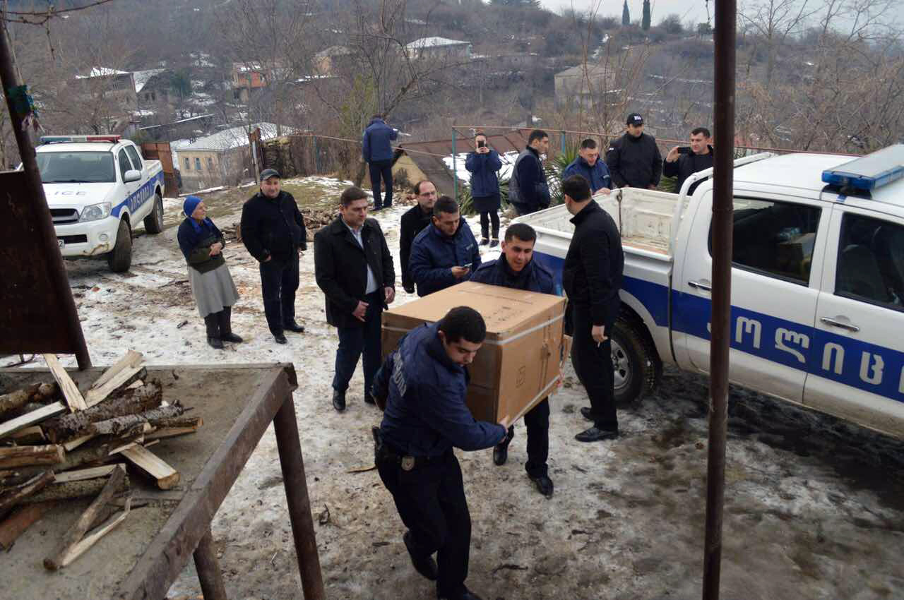 შსს-ს თანამშრომლებმა მთელი საქართველოს მასშტაბით 200-ზე მეტ ოჯახს საახალწლო საჩუქრები გადასცეს