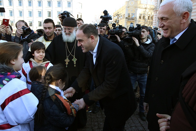 დავით ნარმანია ალილოს მსვლელობას  შეუერთდა და მონაწილეებს საშობაო ნობათი გადასცა