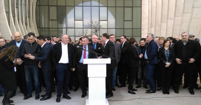 საპარლამენტო უმცირესობას ორი ფრაქცია ექნება