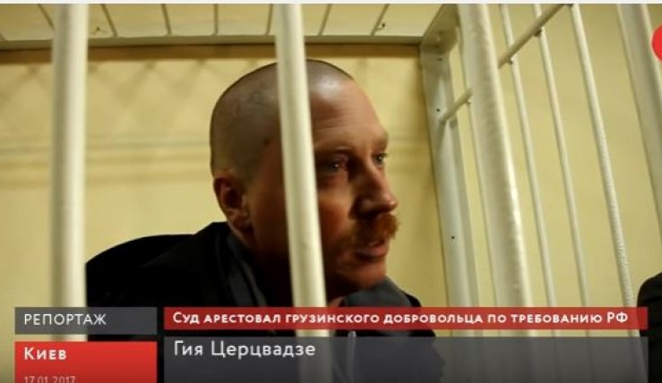 გიორგი ცერცვაძის მხარდამჭერი აქციის მონაწილეები შსს-სთან გზის გადაკეტვას ცდილობენ 