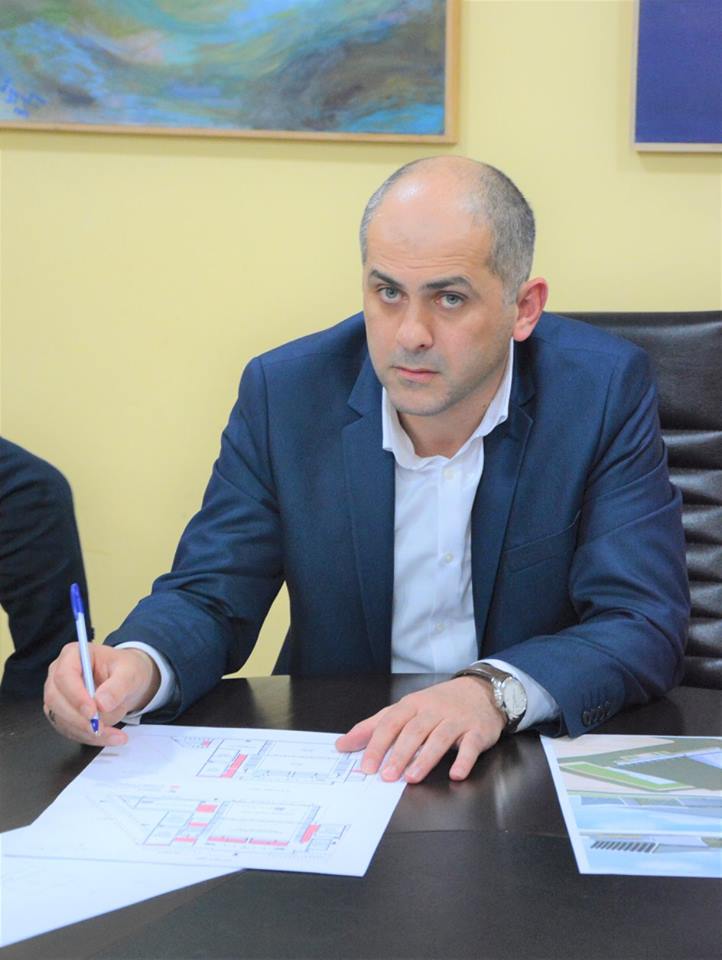 რამაზ ბოლქვაძე სპორტული კომპლექსის მშენებლობის თემაზე გამართულ საჯარო შეხვედრას დაესწრო 