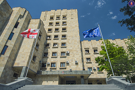 პროკურატურა  გიორგი გასვიანის ცემისა და მუქარის ფაქტზე სამი პირი დააკავებასთან დაკავშირებით განცხადებას ავრცელებს