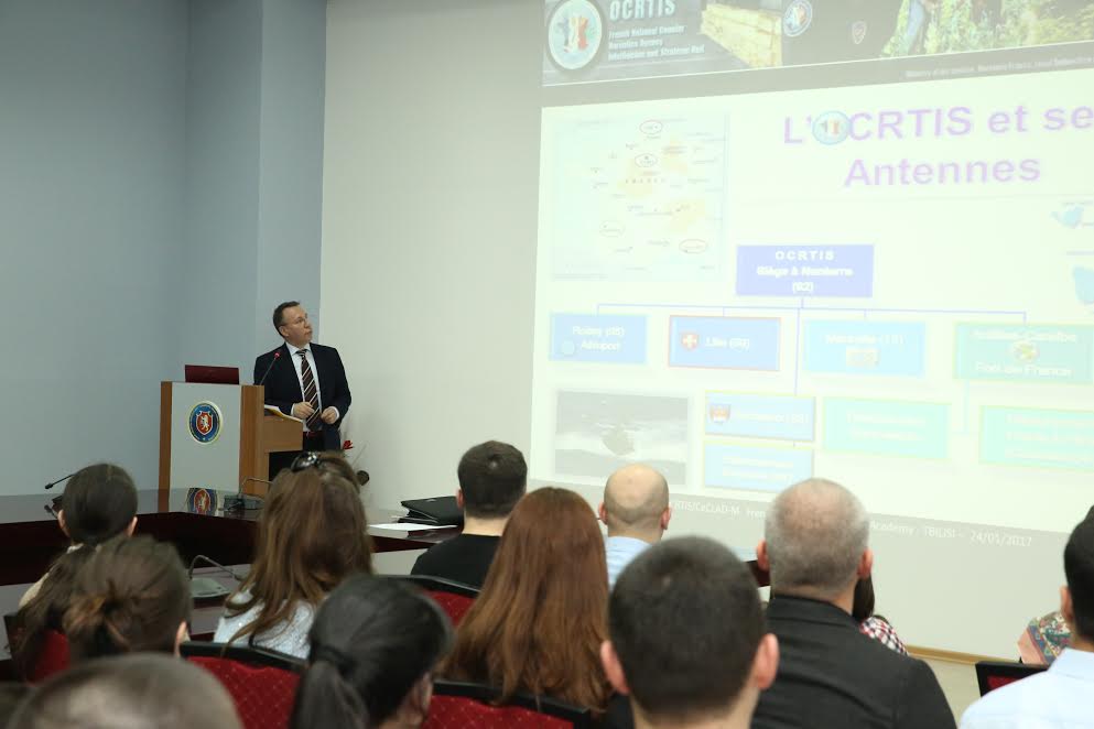 საფრანგეთის საელჩოს შიდა უსაფრთხოების ატაშემ შსს-ს აკადემიის ბაკალავრიატისა და მაგისტრატურის სტუდენტებს და შსს-ს თანამშრომლებს საჯარო ლექცია ჩაუტარა