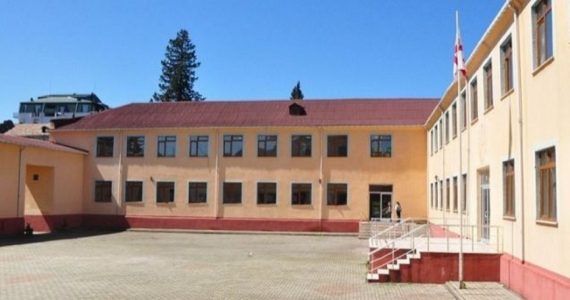 ბათუმში, შაჰინის სახელობის სკოლა-ლიცეუმისთვის ავტორიზაციის გაუქმების თაობაზე განმარტება კეთდება