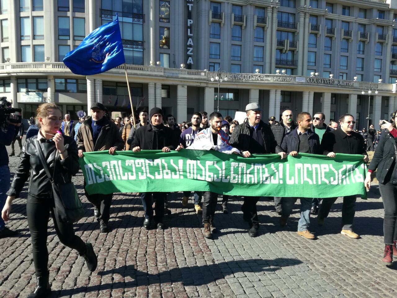 რუსთაველის გამზირზე  „აზოტიდან“ გათავისუფლებულების მხარდასაჭერი საპროტესტო აქცია მიმდინარეობს