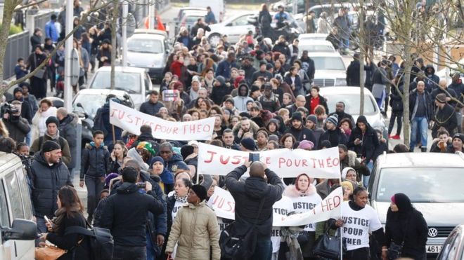 ფერადკანიანი ფრანგი ახალგაზრდა პოლიციელებს სექსუალურ ძალადობაში ადანაშაულებს