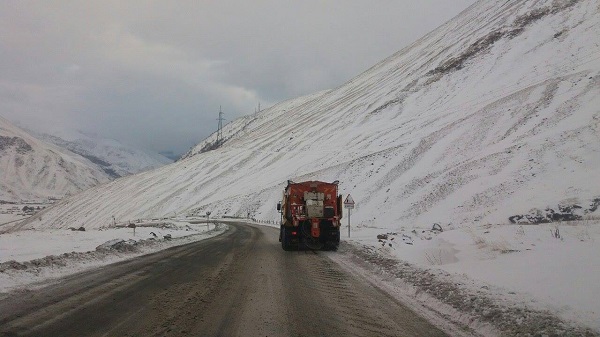 ლიპყინულის გამო, გზის რამდენიმე საურელტეხილო მონაკვეთზე დაწესებულია მოძრაობის სპეციალური რეჟიმები