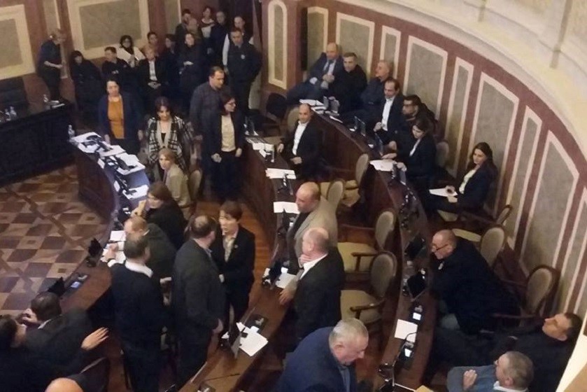 თბილისის საკრებულოს წევრმა ილია ჯიშკარიანმა უმცირესობის წევრ ირაკლი ნადირაძეს ბოთლი ესროლა