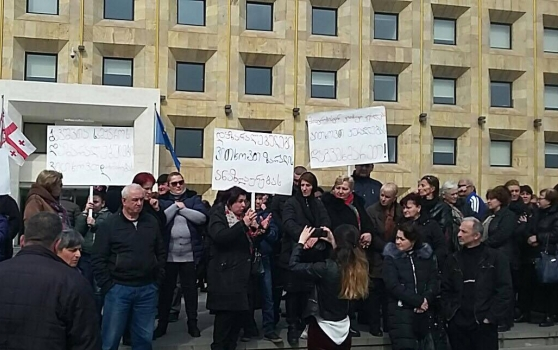 ბავშვთა სამყაროში ხანძრის შედეგად დაზარალებული მოვაჭრეები მთავრობის კანცელარიასთან საპროტესტო აქციას მართავენ
