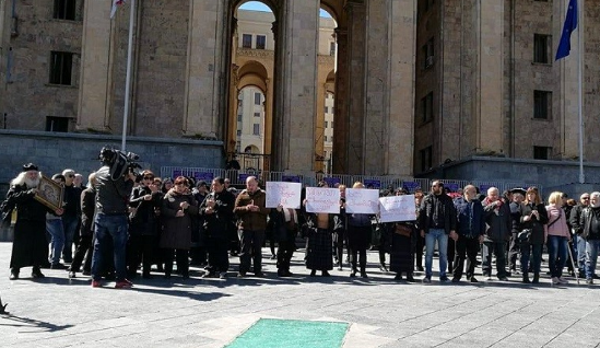 პარლამენტის შენობის წინ „ბავშვთა სამყაროს“ ხანძრის შედეგად დაზარალებულთა საპროტესტო აქცია გაიმართა