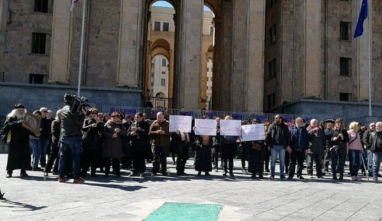 გაღებული ფანჯრებიდან გამოყოფენ ტელეფონებს, გვიღებენ და იცინიან - პარლამენტთან "ბავშვთა სამყაროს" მოვაჭრეთა საპროტესტო აქცია გრძელდება