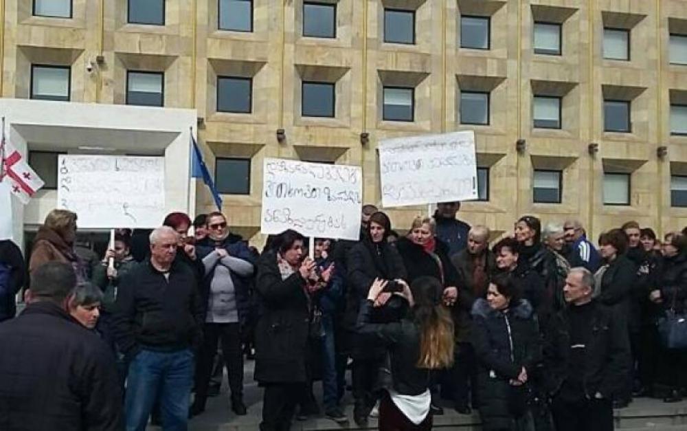 ,,ბავშვთა სამყაროს“  ხანძრის შედეგად დაზარალებულები მთავრობის ადმინისრაციასთან კარვების გაშლას ცდილობენ
