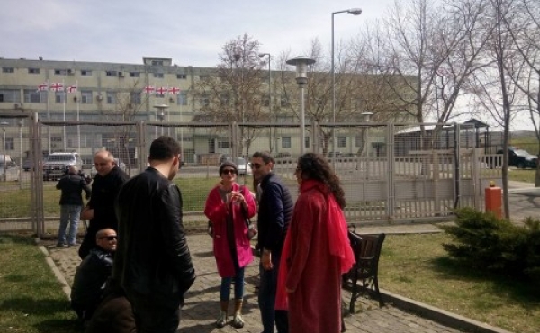 გურამ რჩეულიშვილს გლდანის ციხესთან ოჯახის წევრები და ახლობლები ელოდებიან