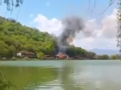 ლოპოტას ტბასთან მდებარე ორსართულიან ხის კოტეჯს ცეცხლი გაუჩნდა 
