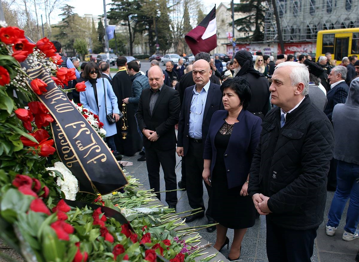 გიორგი ალიბეგაშვილმა საკრებულოს დეპუტატებთან ერთად 9 აპრილს დაღუპულთა ხსოვნას პატივი მიაგო