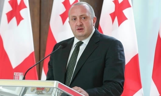 პრეზიდენტი მიიჩნევს,  რომ რუსულ პროპაგანდისტულ მანქანასთან დაპირისპირების საშუალება რუსული ენის ცოდნაა
