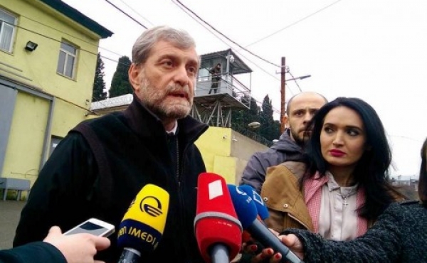 მამა რევაზ სიხარულიძემ დეკანოზი გიორგი მამალაძე არ აზიარა