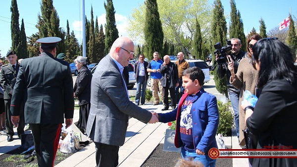 თავდაცვის მინისტრმა დაღუპული მებრძოლების ხსოვნას პატივი მიაგო