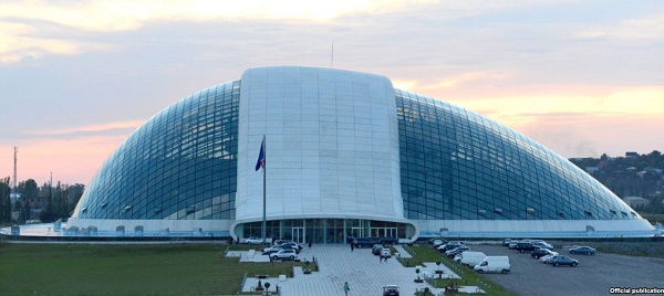 საკონსტიტუციო კომისიის მიერ მომზადებული პროექტით, პარლამენტის ადგილსამყოფელი კონსტიტუციით განსაზღვრული აღარ იქნება