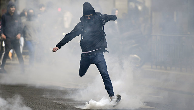 პარიზში პოლიციამ დემონსტრანტთა წინააღმდეგ ცრემლსადენი გაზი გამოიყენა
