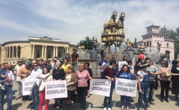 ქუთაისში პარლამენტის დატოვების მოთხოვნით აქცია გაიმართა