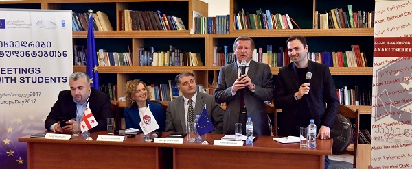 ევროპის დღის აღსანიშნავად, თამარ ხულორდავა, სერგი კაპანაძე და იანოშ ჰერმანი ქუთაისის სახელმწიფო უნივერსიტეტის სტუდენტებს შეხვდნენ