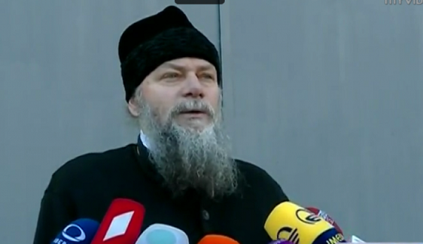 წერილში, რომელიც მამა გიორგიმ სინოდში გამოგზავნა, ეწერა, რომ მას დაცვის უფროსი და პატრიარქის ძმიშვილი უნდა დაესახელებინა - მეუფე პეტრე
