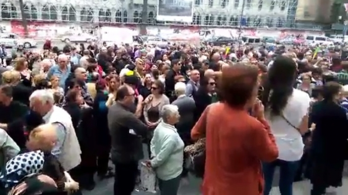 რუსთაველის გამზირზე "საფინანსო კომპანია საქართველოს" დაზარალებულები აქციას მართავენ