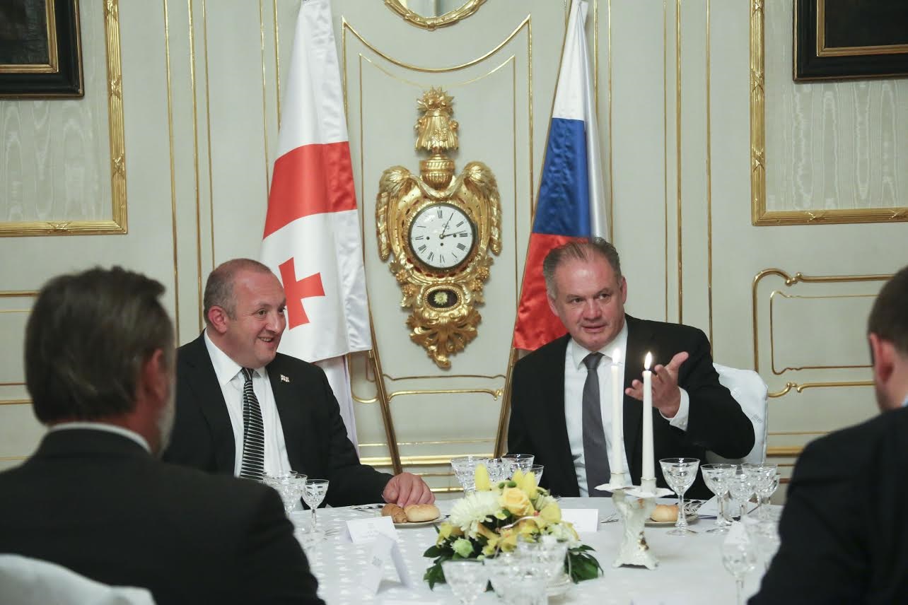 საქართველოს პრეზიდენტი დელეგაციასთან ერთად ოფიციალურ სადილს დაესწრო