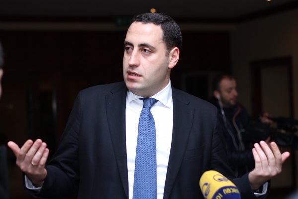 გიორგი ვაშაძის მტკიცებით,  ოთარ ფარცხალაძე საქართველოს დატოვებას გეგმავს