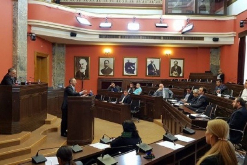 პარლამენტი საზოგადოებრივი მაუწყებლის სამეურვეო საბჭოს თავმჯდომარეს უსმენს