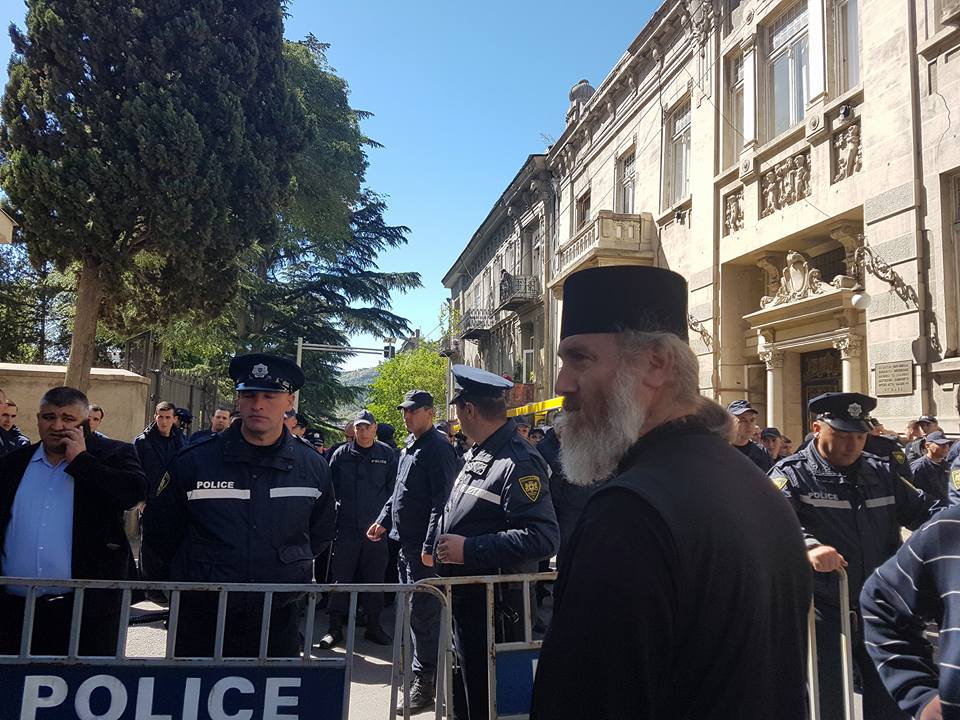სასულიერო პირები მთავრობის კანცელარიასთან მივიდნენ, თუმცა პოლიციამ ისინი ტერიტორიაზე არ შეუშვა