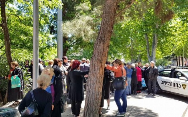 პროკურატურასთან "ბავშვთა სამყაროს" დაზარალებულები აქციას მართავენ