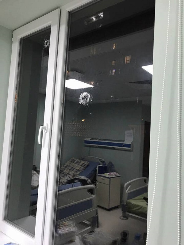 ინფექციური საავადმყოფოს ფანჯრებს რამდენიმე ტყვია ესროლეს 