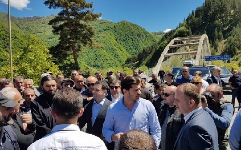 ამათ რატომ ჰგონიათ, რომ ჩვენ არც ფიზიკა ვიცით და არც ქიმია ვიცით?! - კალაძე მოსახლეობას შეხვდა