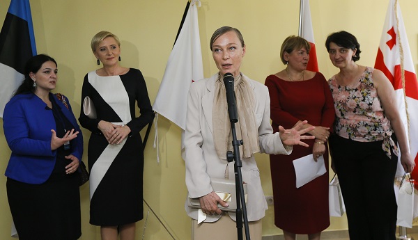 მაკა ჩიჩუა და პოლონეთის პირველი ლედი ძალადობის მსხვერპლთა კრიზისულ ცენტრს ესტუმრნენ