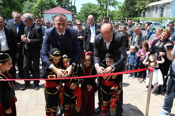 ბავშვთა დაცვის საერთაშორისო დღე რეგიონის ხელმძღვანელმა ზურაბ პატარაძემ პატარებს ქობულეთიდან მიულოცა