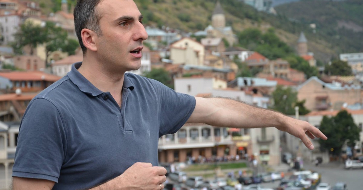 ალექსანდრე ელისაშვილი ეთნოგრაფიის ინსტიტუტის შენობაში მიმდინარე სამუშაოებს აპროტესტებს