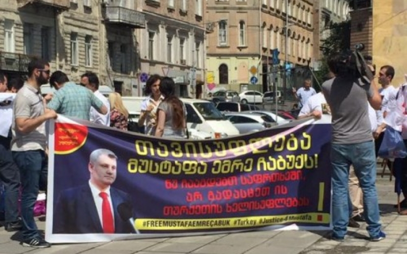 „გაათავისუფლეთ მუსტაფა“ - აქცია მთავრობის ადმინისტრაციასთან 