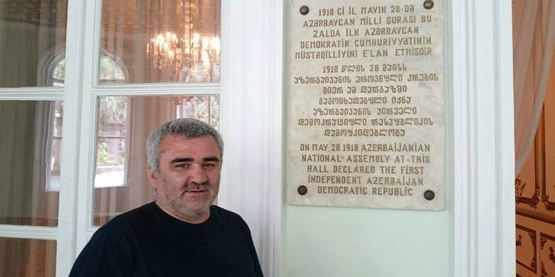აფგან მუხტარლის ადვოკატის განცხადებით, მისი დაცვის ქვეშ მყოფს დაზარალებულის სტატუსი უნდა მიენიჭოს
