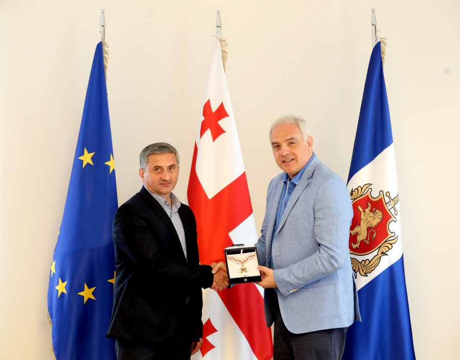 გიორგი მღებრიშვილმა შსს-ს სტრატეგიული მილსადენების დაცვის დეპარტამენტის დირექტორი ზურაბ ჭაბაშვილი დააჯილდოვა