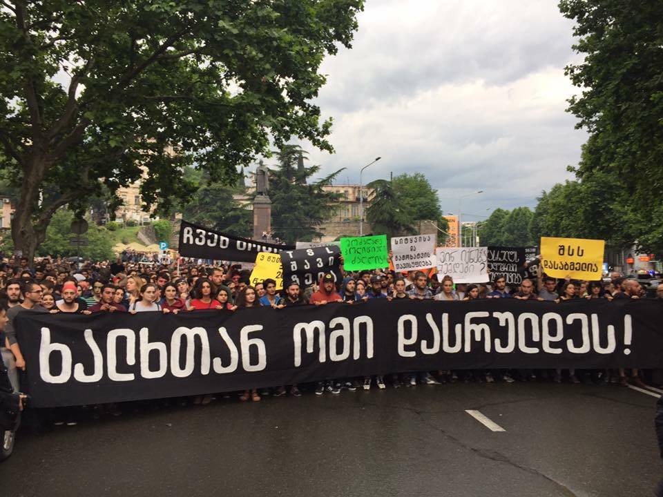 მეტრო „რუსთაველთან“ ჯგუფ „ბირჟა მაფიის“ დაკავებულ წევრებს მხარდამჭერა გამოუცხადეს