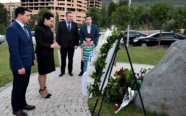 საპარლამენტო უმრავლესობის წევრებმა 13 ივნისის სტიქიის დროს დაღუპულთა ხსოვნას პატივი მიაგეს