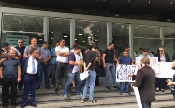 „საზმაუ ჩვენია“ - საზოგადოებრივი მაუწყებლის შენობასთან საპროტესტო აქცია მიმდინარეობს 